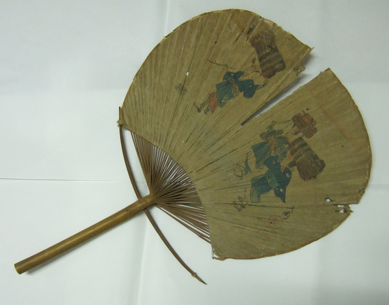 Eventail japonais avec trois personnages portant une charge sur leurs têtes en décor. (titre factice)