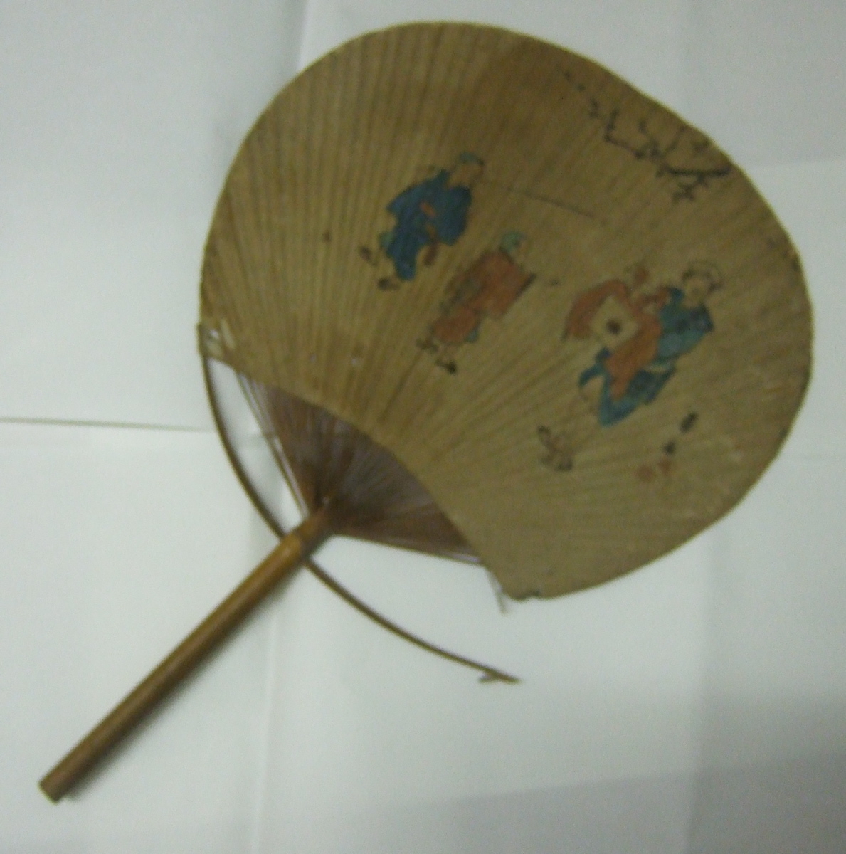 Eventail japonais avec deux enfants et un homme faisant des marionnettes en décor. (titre factice)