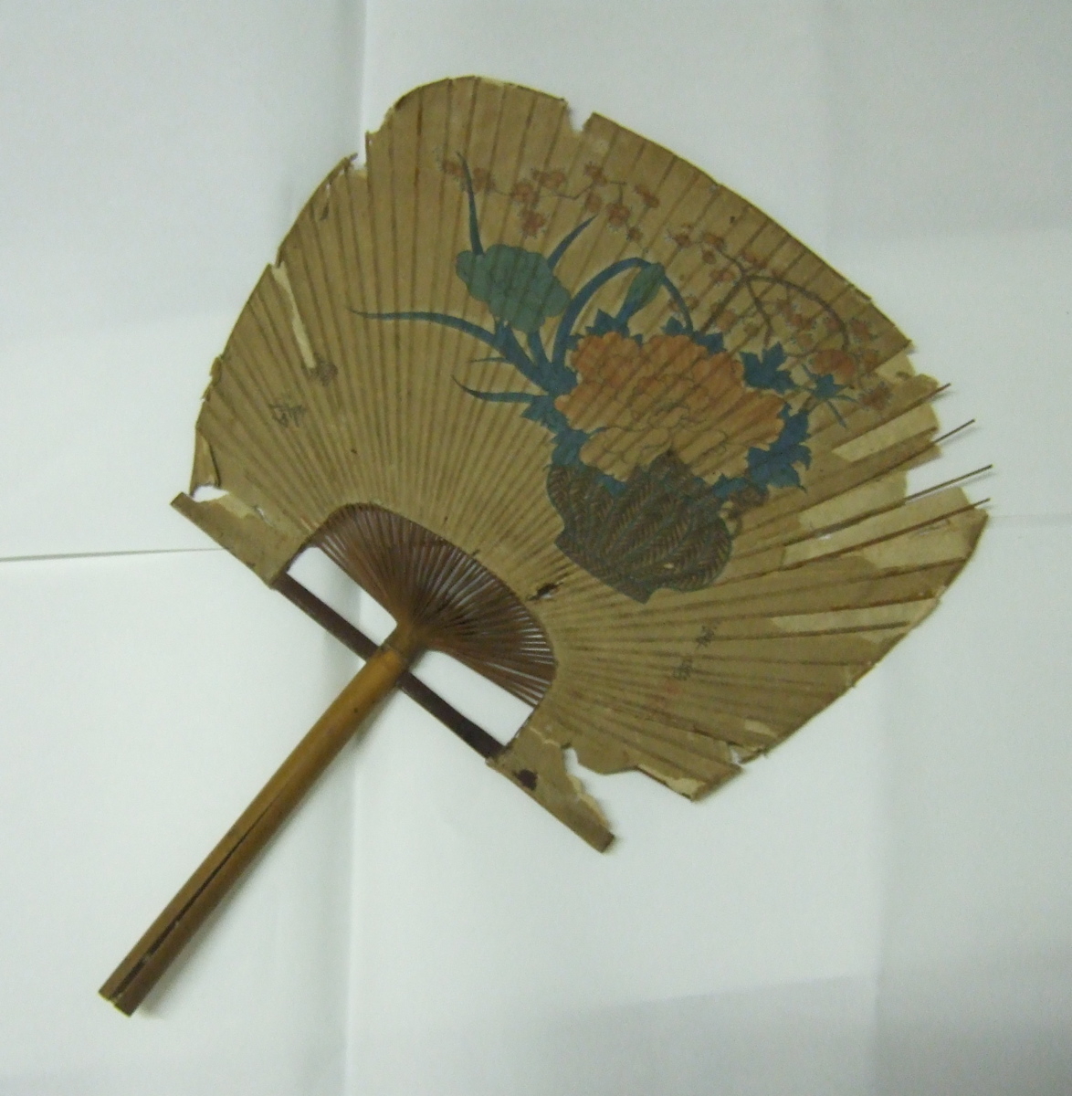 Eventail japonais avec pivoine et autres fleur dans un vase, papillon sur l'autre face en décor. (titre factice)