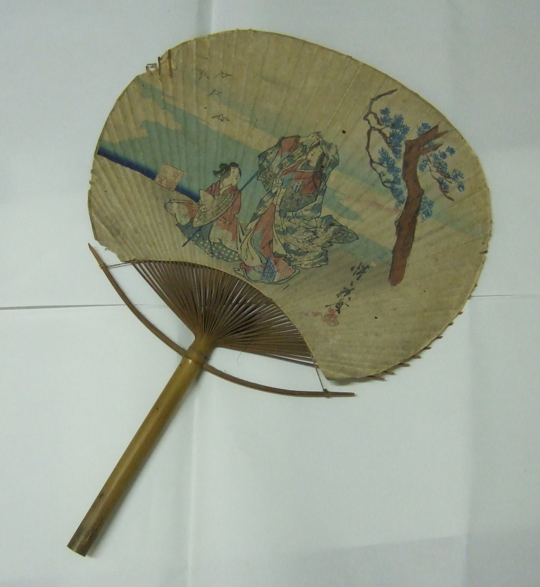 Eventail japonais avec une femme debout regardant le vol des oiseaux et une autre assise, en décor. (titre factice)