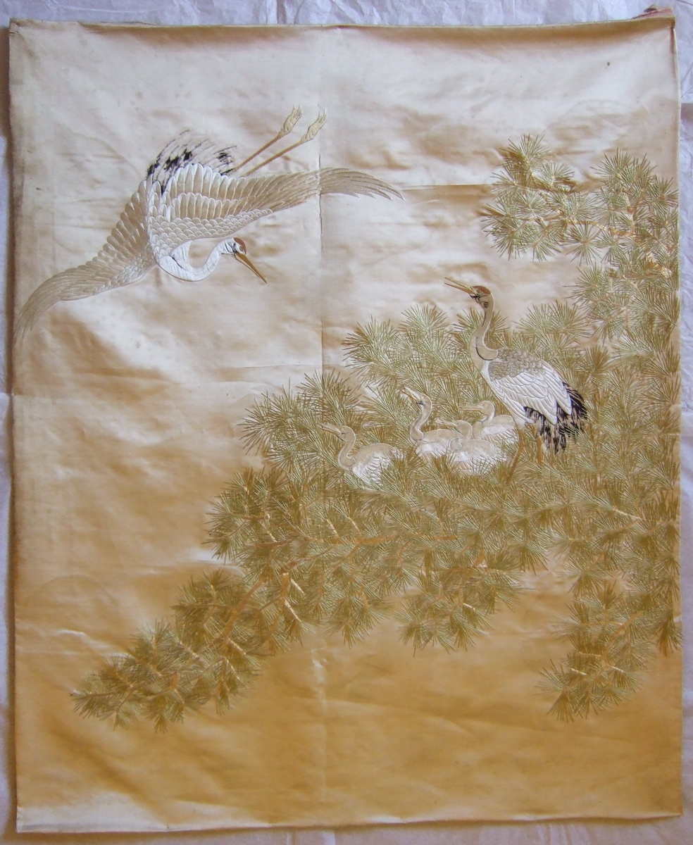 Foukousa brodé d'un décor de nid de grues dans un rameau de pin vert sur fond rose. (titre factice)