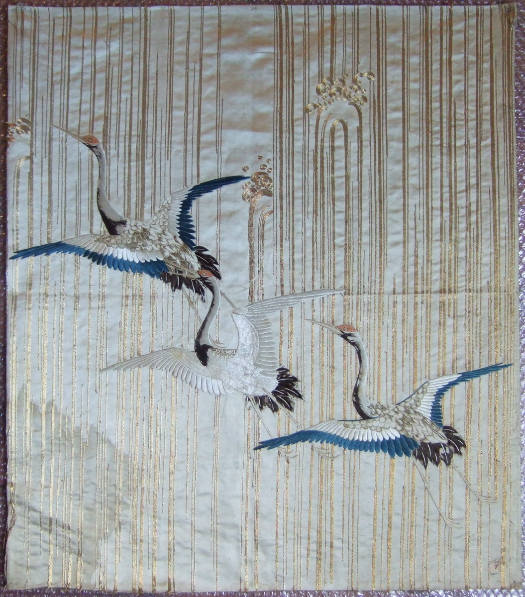 Foukousa brodé de trois grues volant sous une pluie d'or. (titre factice)