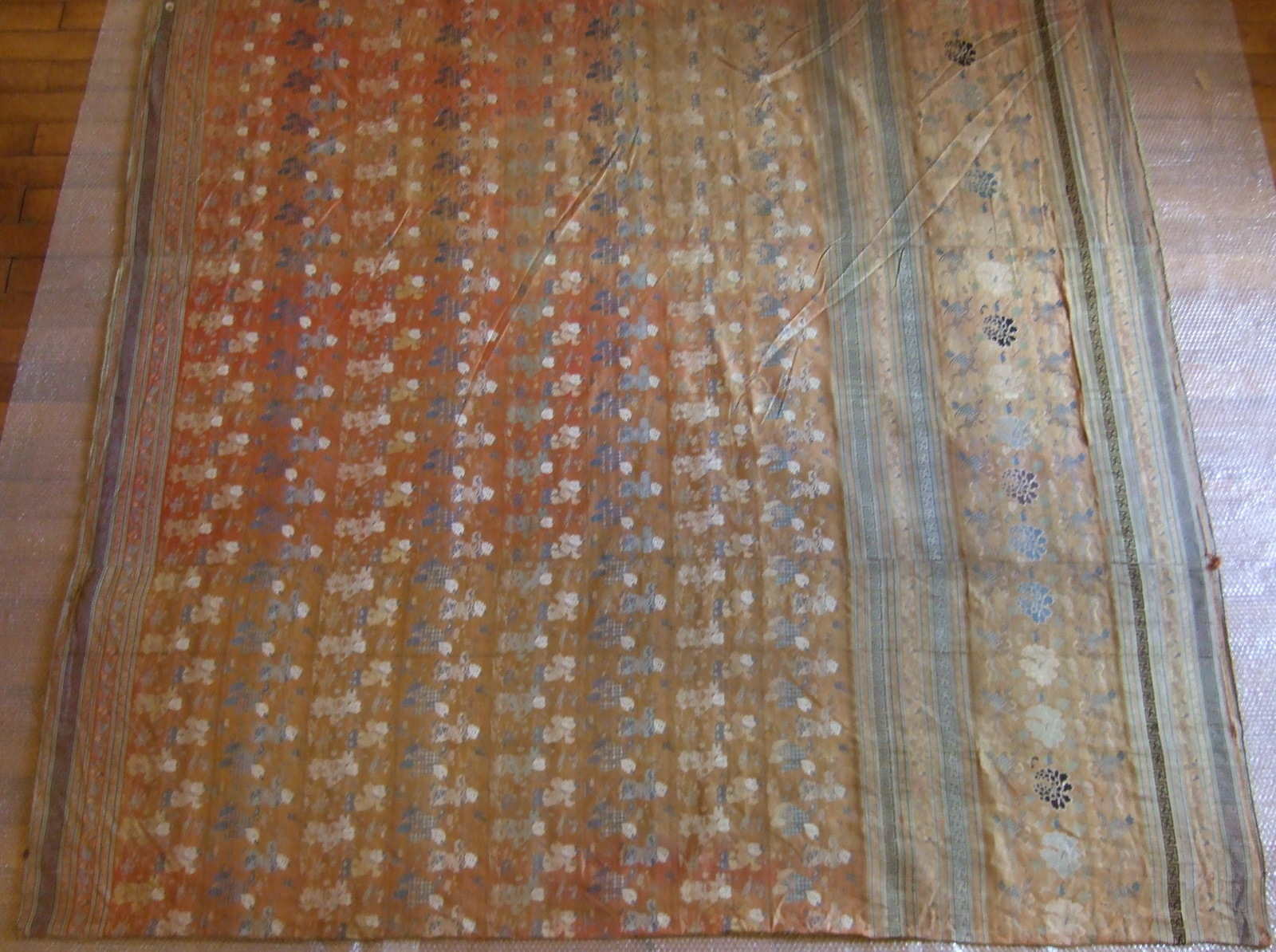 Grand couvre-lit chinois avec petits personnages sur fond rouge. Doublure verte. (titre factice)