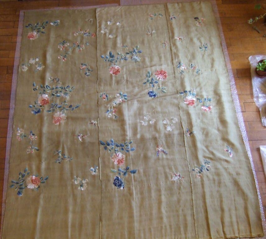 Grand panneau de satin brodé de fleurs et papillons. (titre factice)