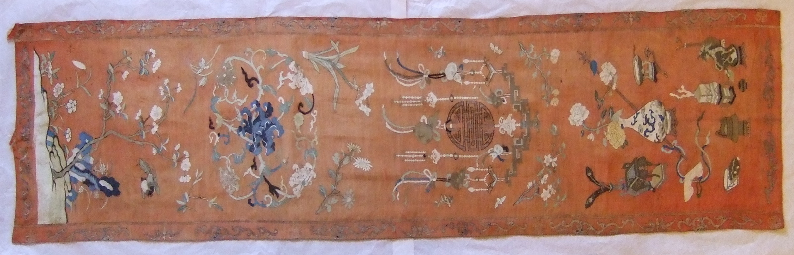 Etoffes chinoise en longueur de couleur rouge et motifs divers brodés (1/4). (titre factice)