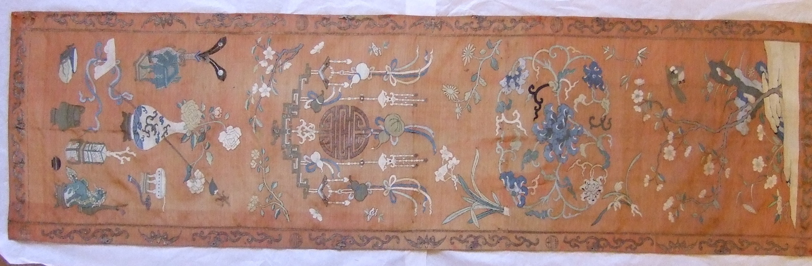 Etoffes chinoise en longueur de couleur rouge et motifs divers brodés (2/4). (titre factice)