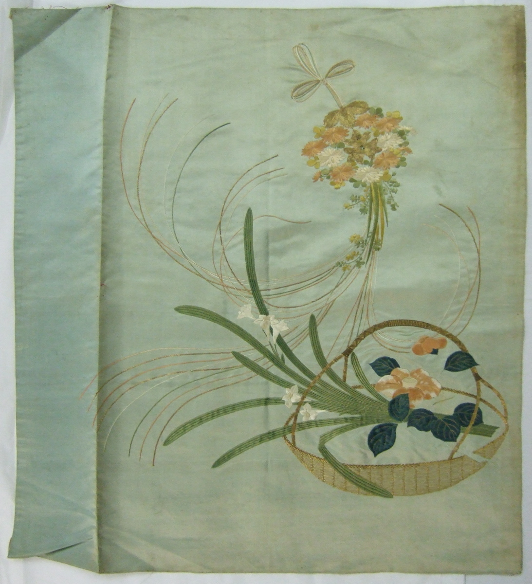 Foukousa brodé d'une corbeille et fleurs sur fond bleu-vert. (titre factice)