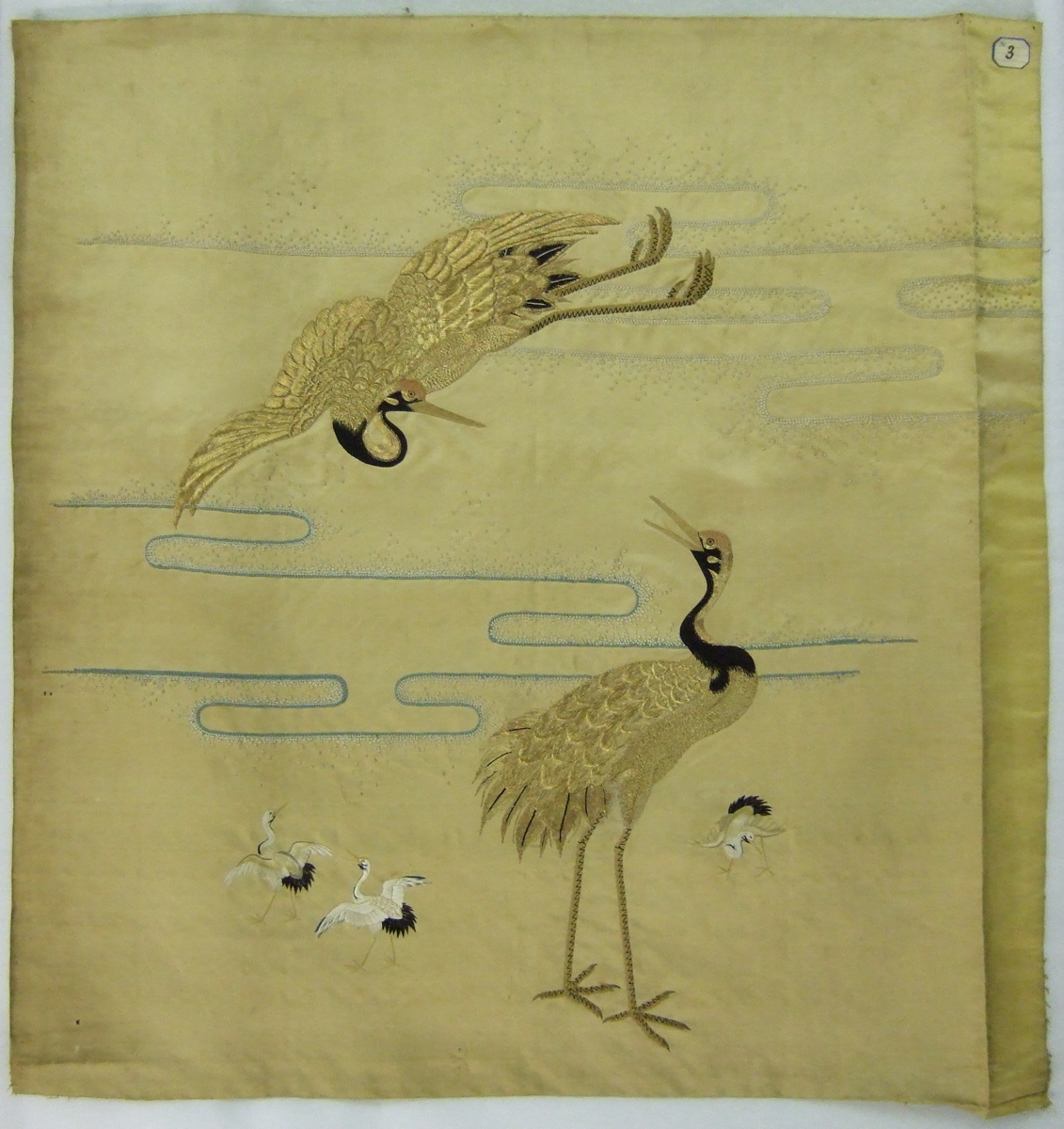 Foukousa brodé de cinq grues sur fond jaune or. (titre factice)
