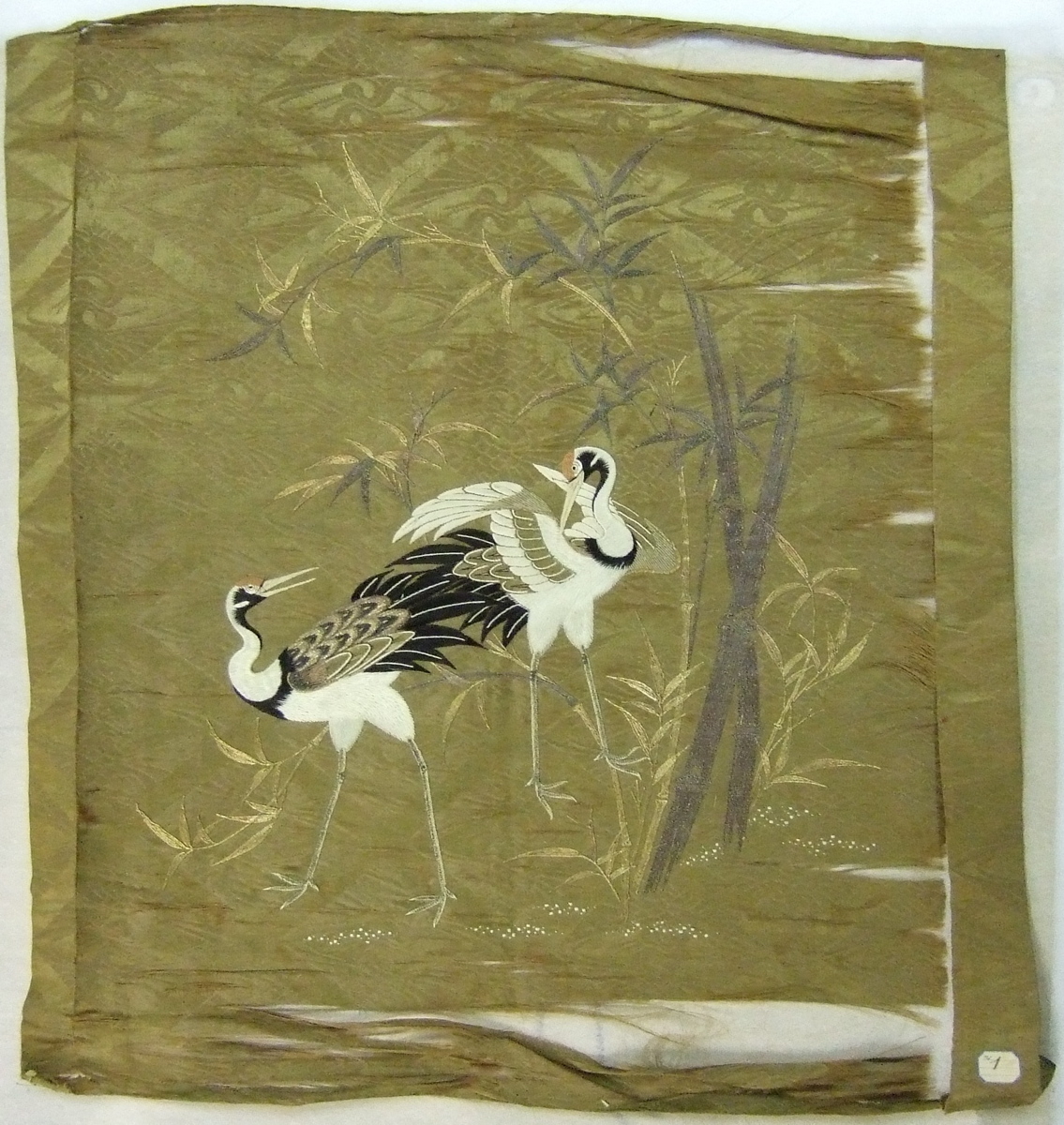 Foukousa brodé de deux grues avec bambou sur fond vert et motifs de losanges. (titre factice)