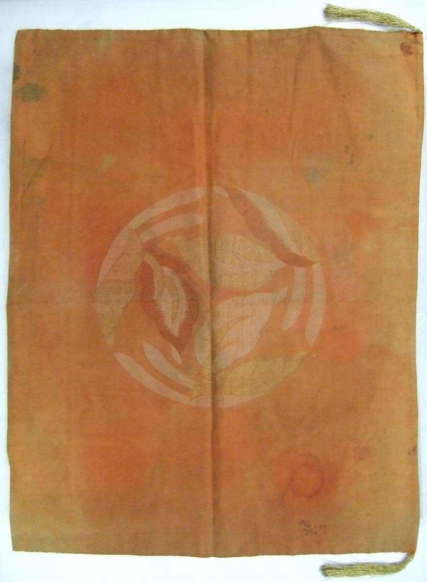 Foukousa brodé d'une rosace dorée sur fond rouge. Deux glands dorés aux angles. (titre factice)