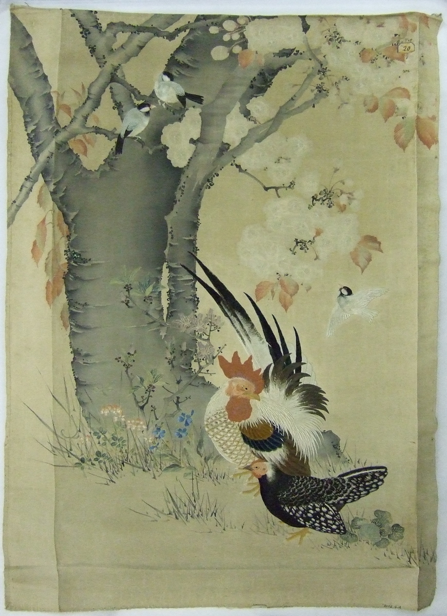 Tissu brodé d'un coq et une poule au pied d'un arbre en fleur. Deux oiseaux dans les branches et un en plein vol. (titre factice)