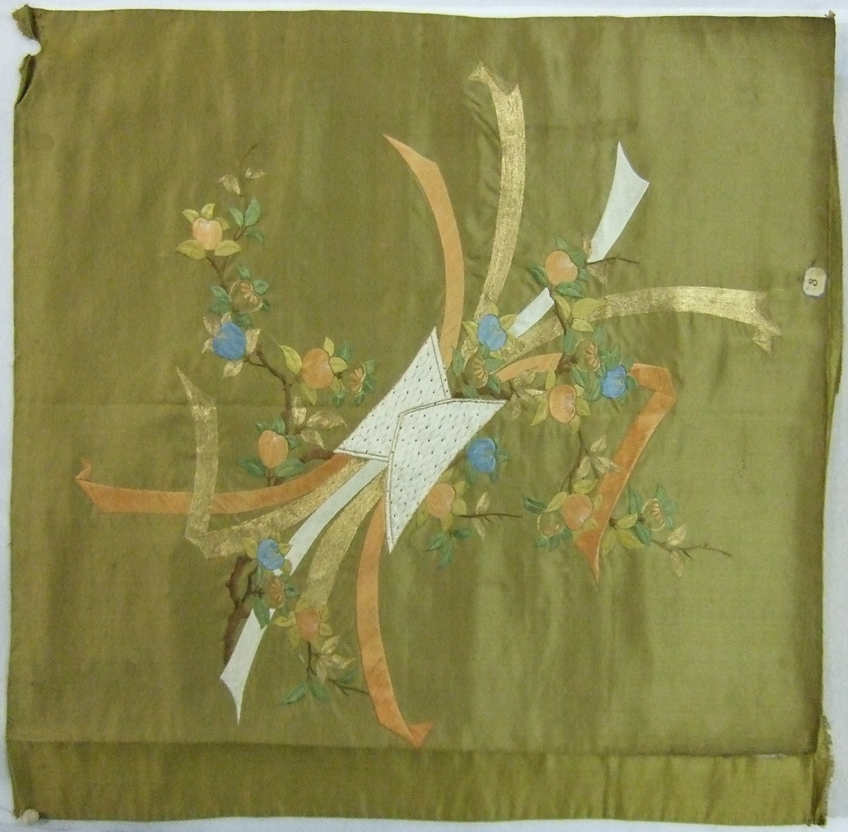 Foukousa brodé de branches de fruits et rubans sur fond vert doré. (titre factice)