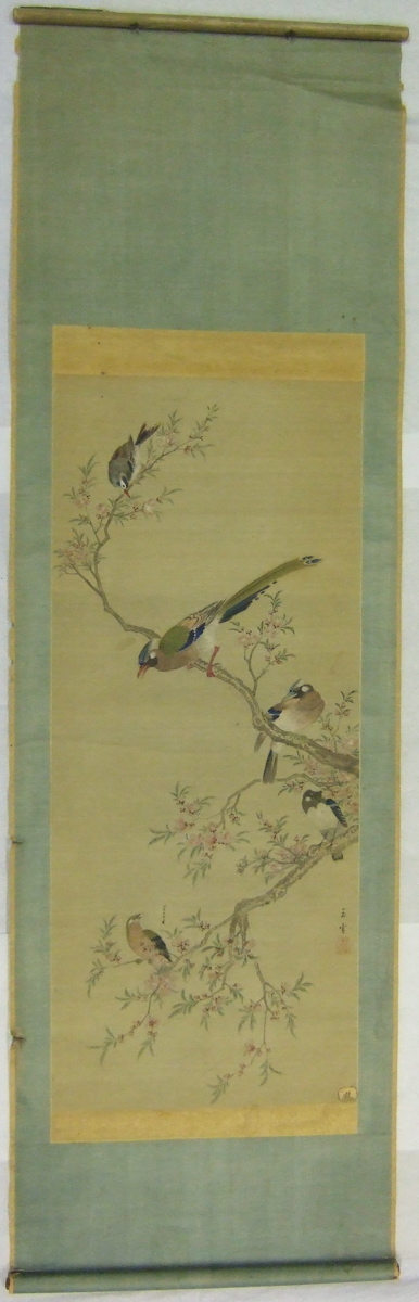 Peinture sur rouleau vertical représentant geais, pie et autres oiseaux dans des branches de pêcher. (titre factice)