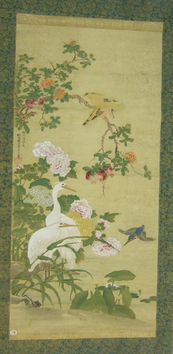 Peinture sur rouleau vertical représentant hérons blancs, pivoines et chrysanthèmes. (titre factice)