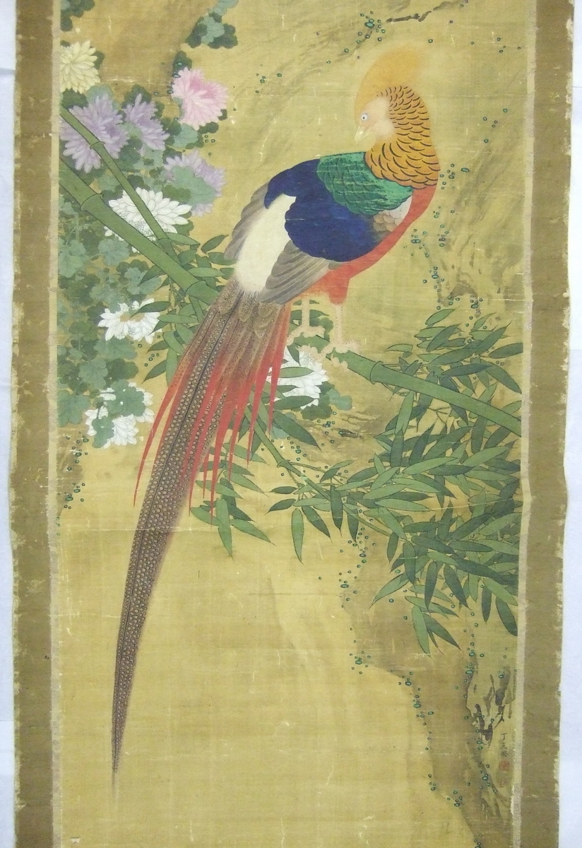 Peinture sur rouleau vertical représentant un faisan sur une branche de bambou avec des chrysanthèmes . (titre factice)