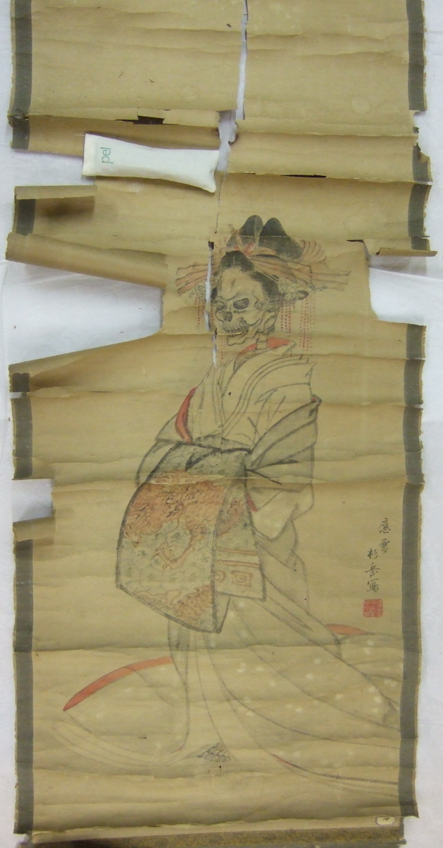 Peinture sur rouleau vertical représentant une courtisane oiran à l’état de squelette. (titre factice)
