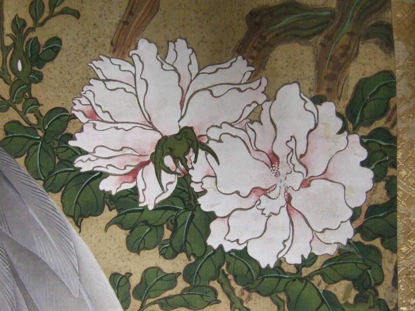 Peinture sur rouleau vertical représentant une grue parmi les pivoines et les graminées miscanthus. (titre factice)