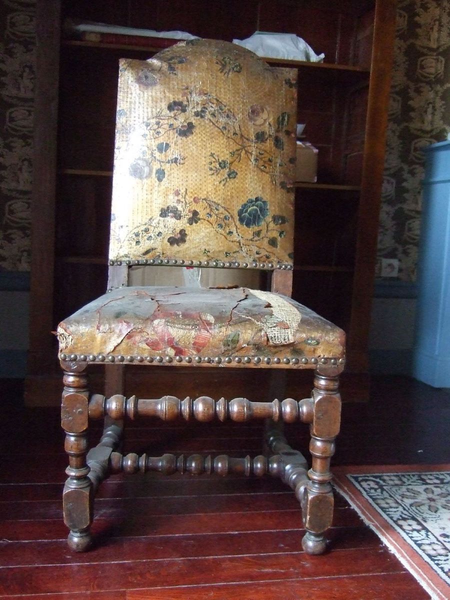 Chaise style Louis XIII en cuir de Cordoue (titre factice)