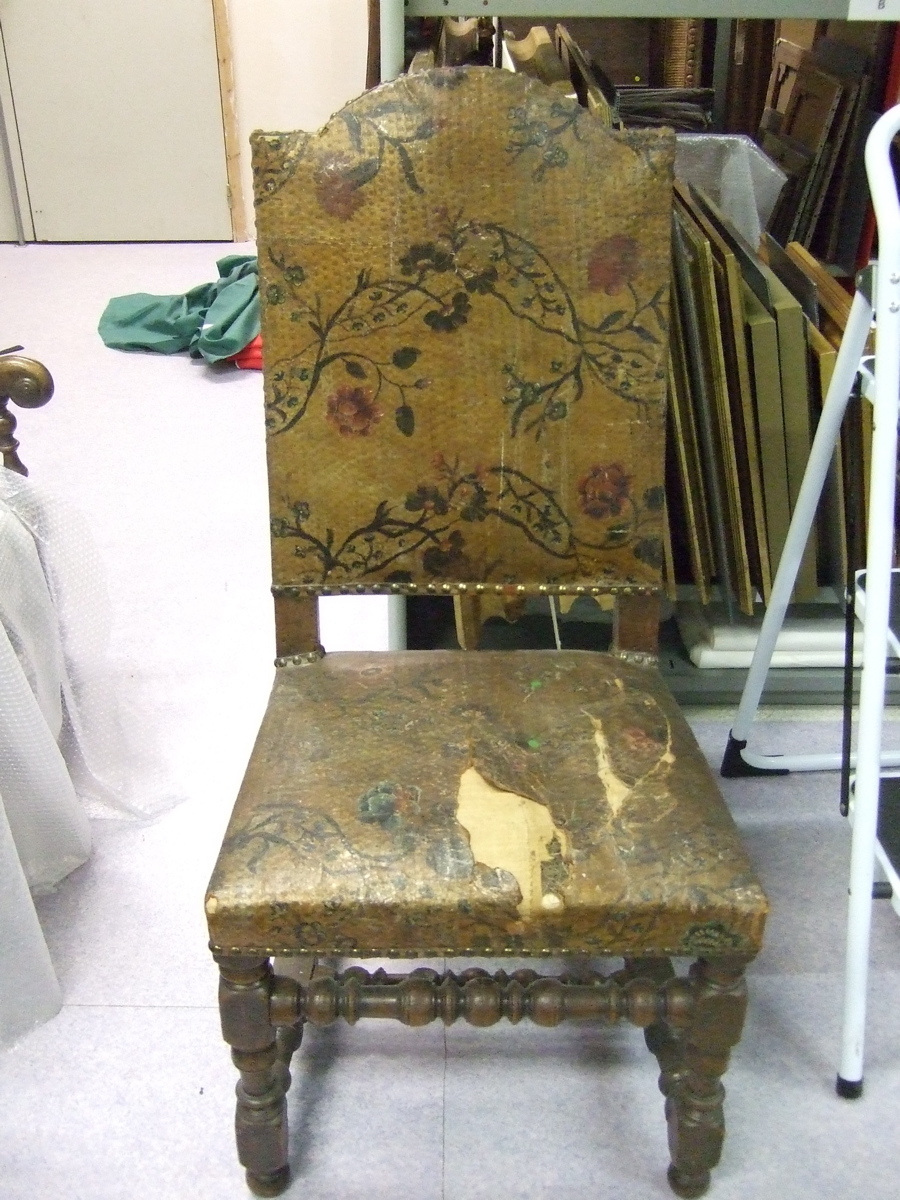 Chaise style Louis XIII en cuir de Cordoue (titre factice)