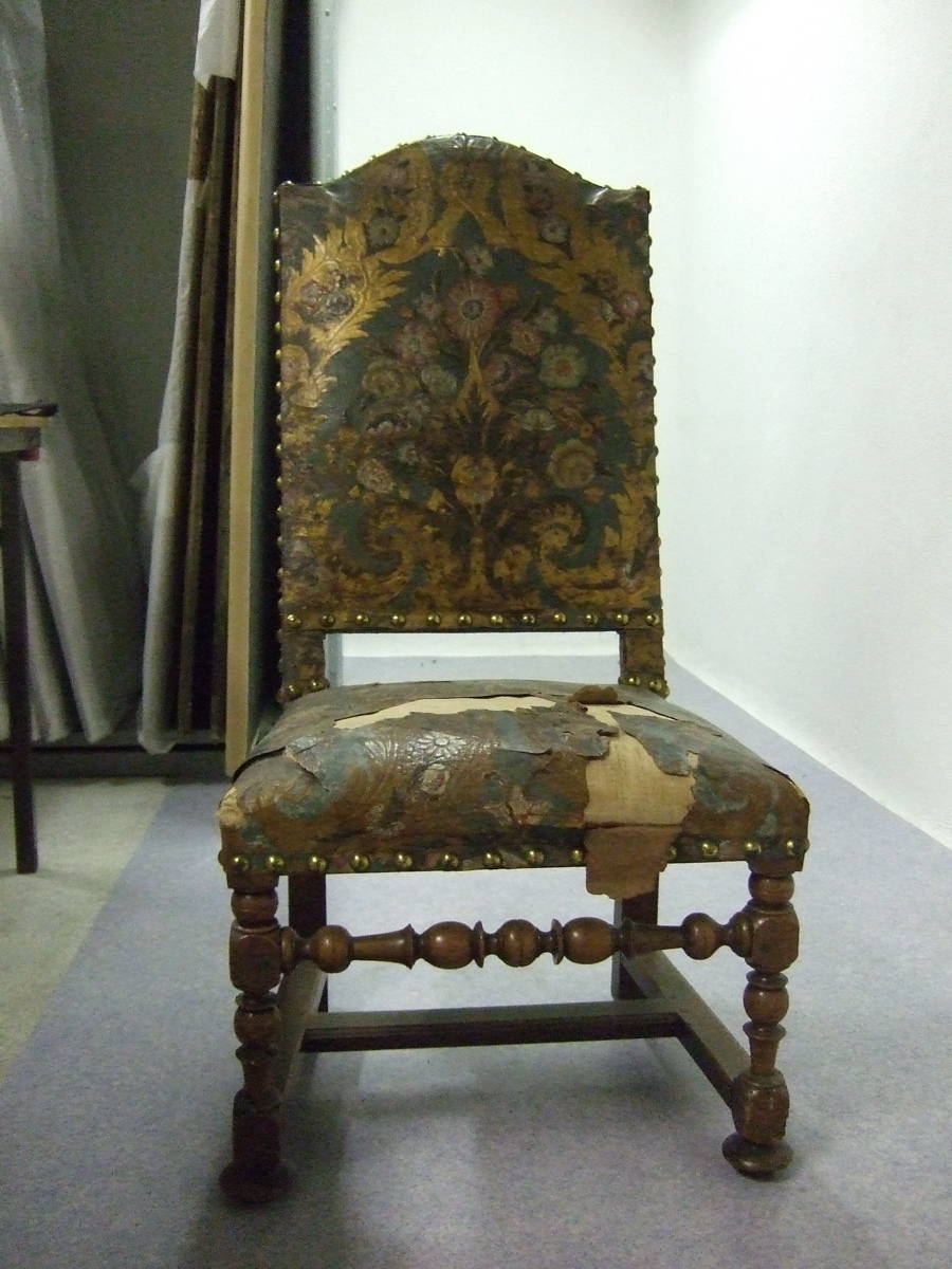 Chaise style Louis XIII en cuir de Cordoue (titre factice)