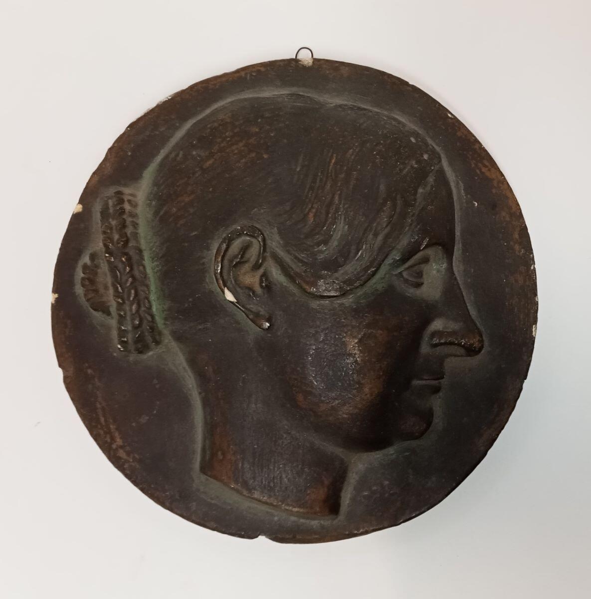 Portrait en médaillon de plâtre (titre factice)