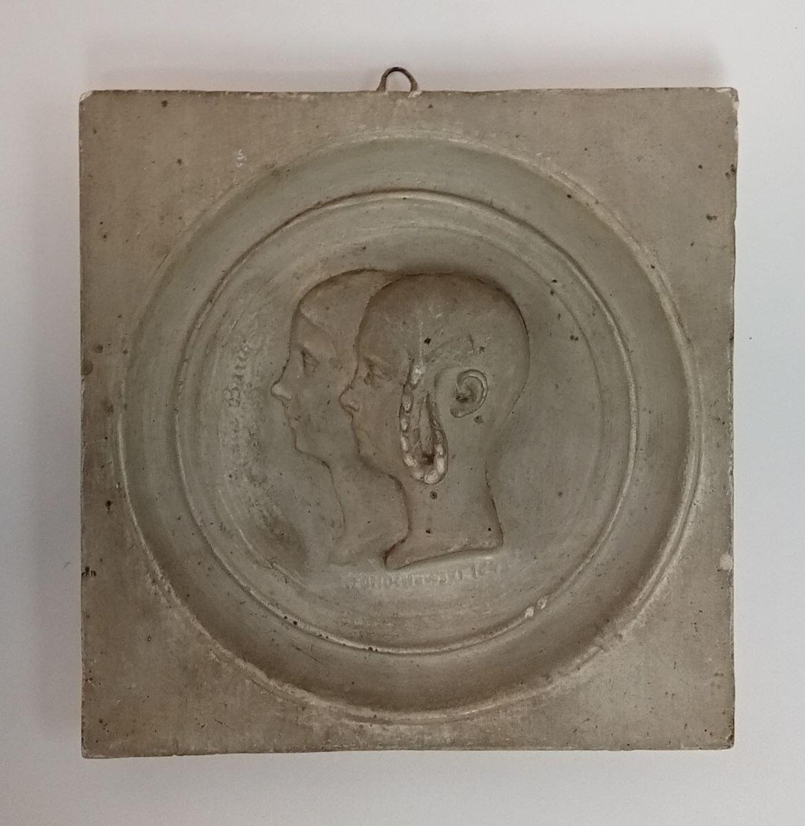 Bas-relief avec deux profils de jeunes fille (titre factice)