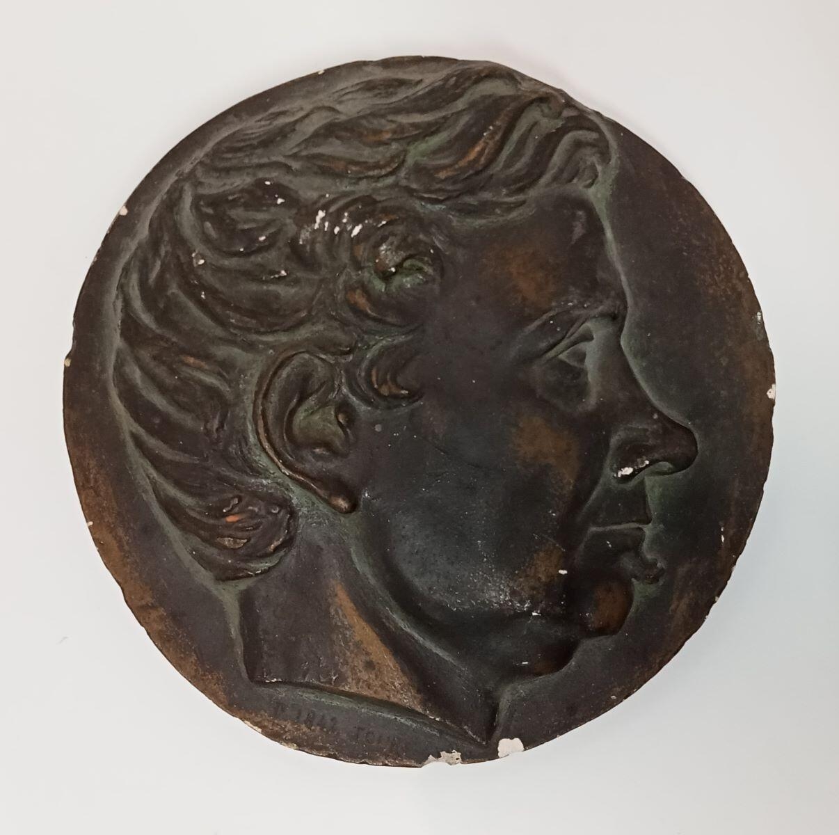 Portrait en médaillon de plâtre (titre factice)