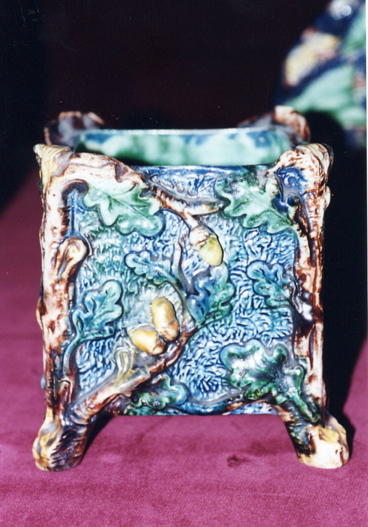 Paire de jardinères décorées en relief de feuilles de vigne et de feuilles de chêne