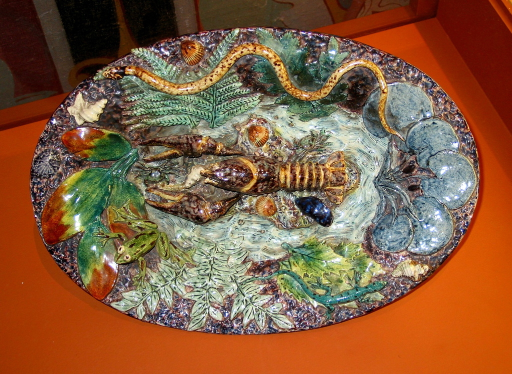 Plat ovale décoré en relief (écrevisse, crabe, coque, moule, grenouille, lézard)