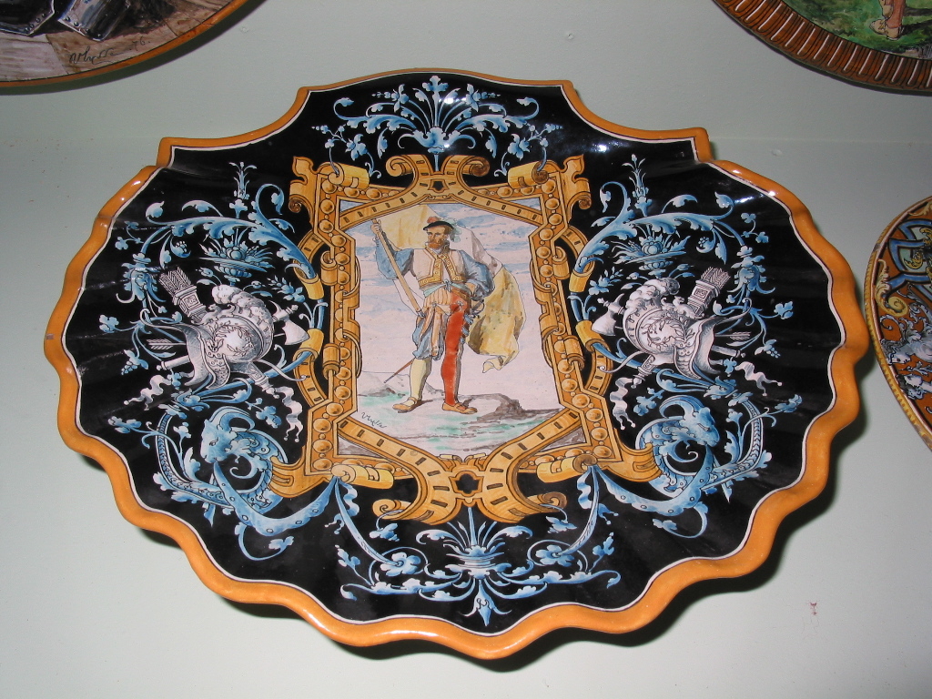 plat en forme de coquille avec un personnage au centre