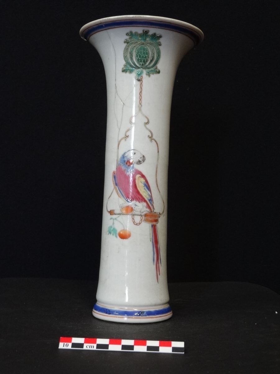 Vase cornet , famille rose