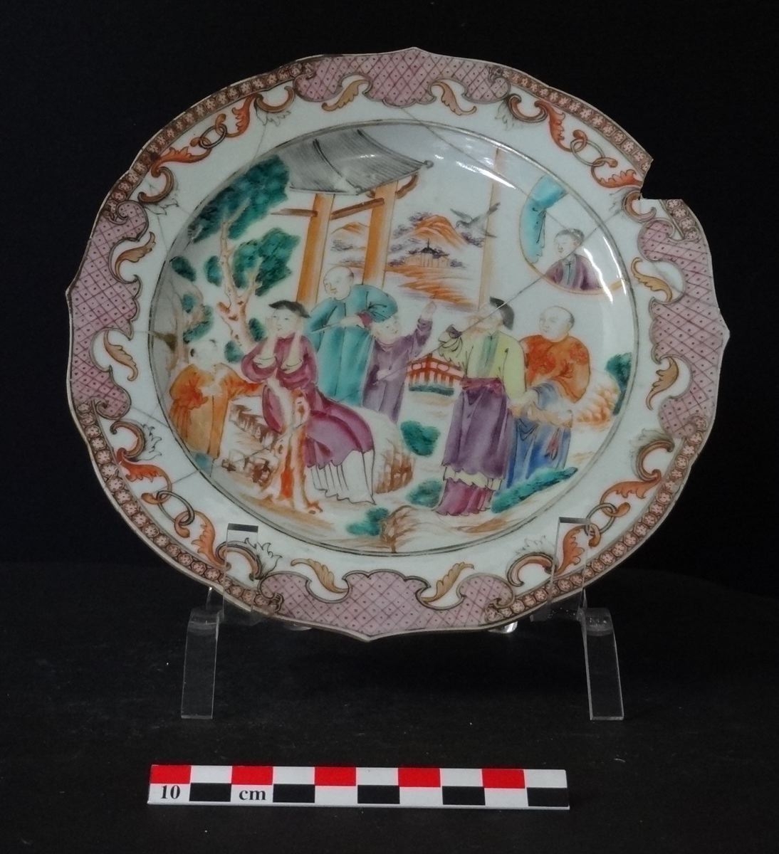 Assiette à décor dit « mandarin », famille rose
