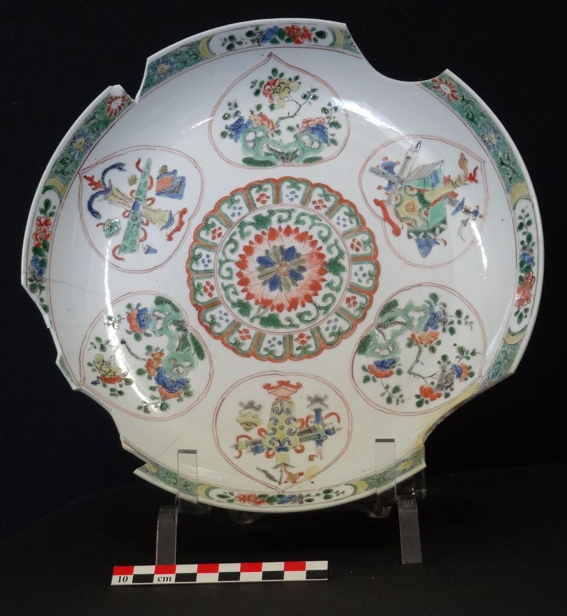 Plat à décors des Cent Antiquités, famille verte