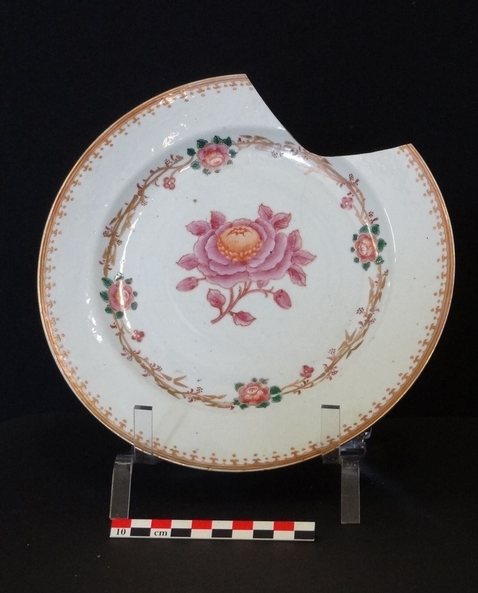 Assiette, famille rose