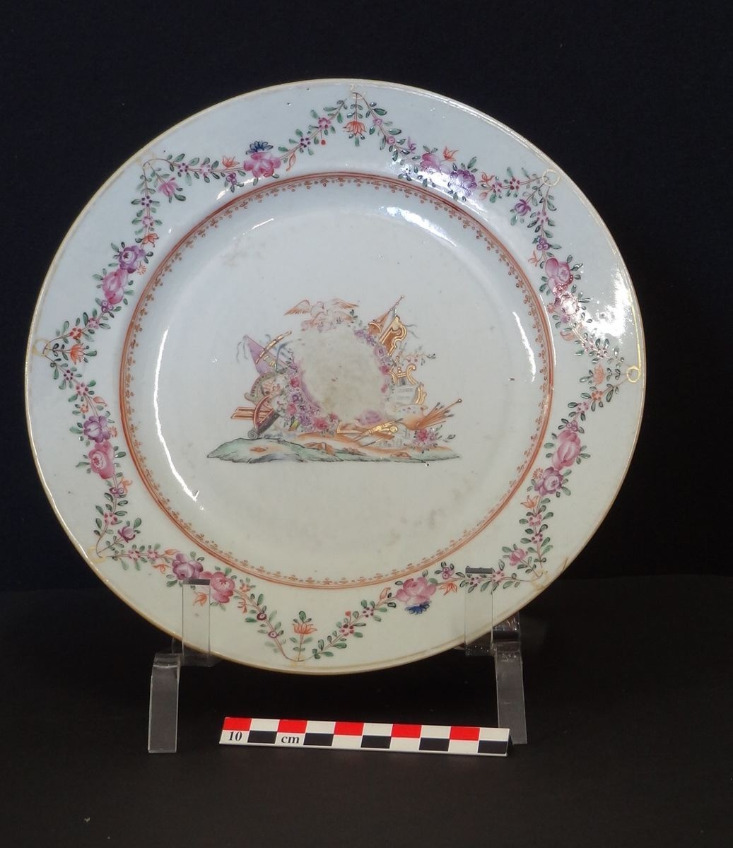 Assiette, famille rose