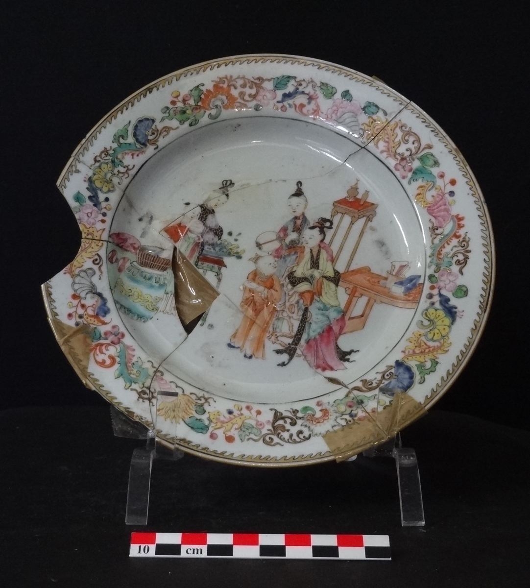 Assiette, famille rose