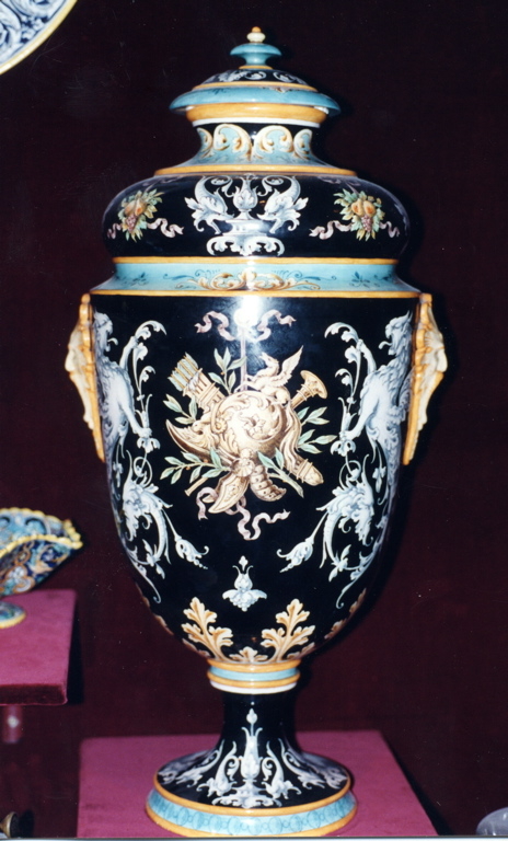 Grand vase couvert à décor de trophée d'armes sur fond noir