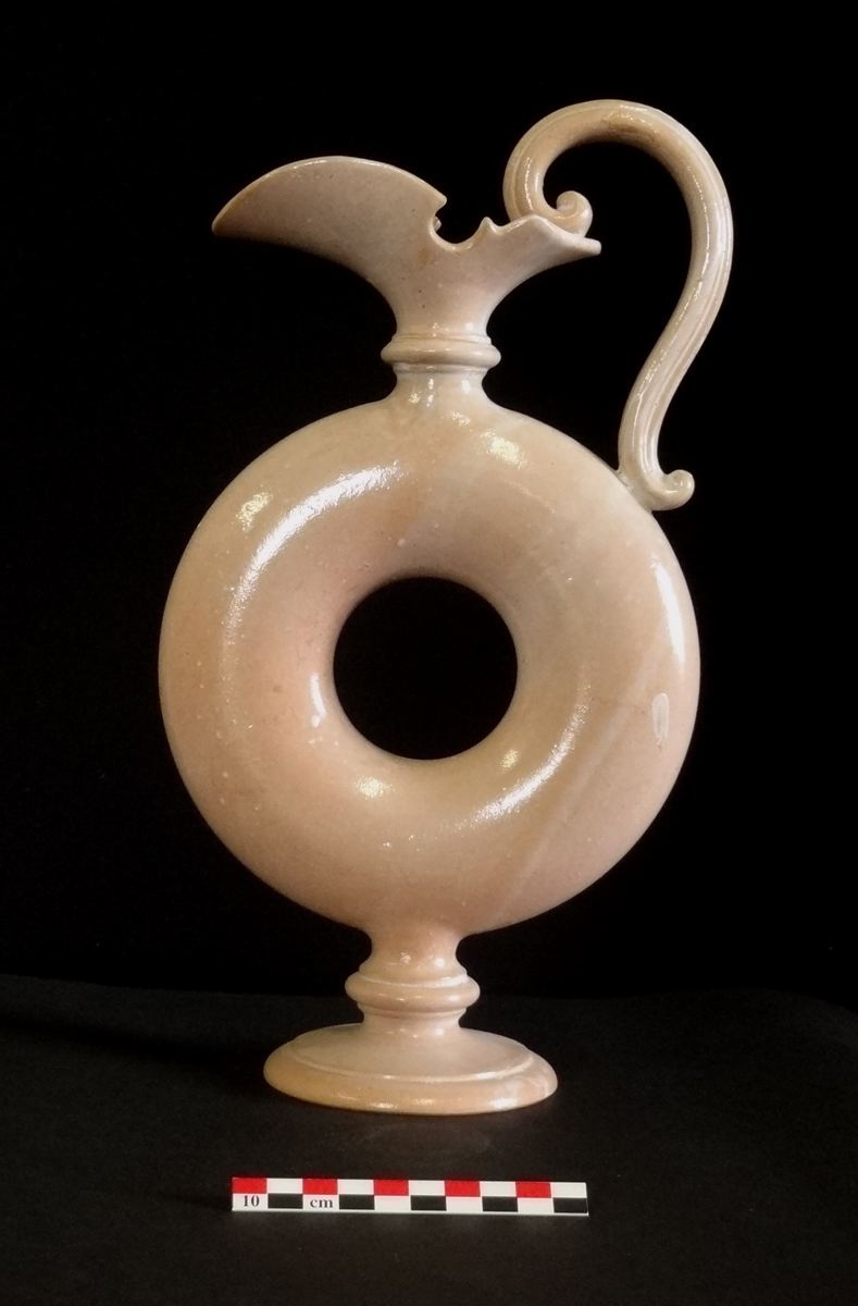 aiguière en forme d'anneau