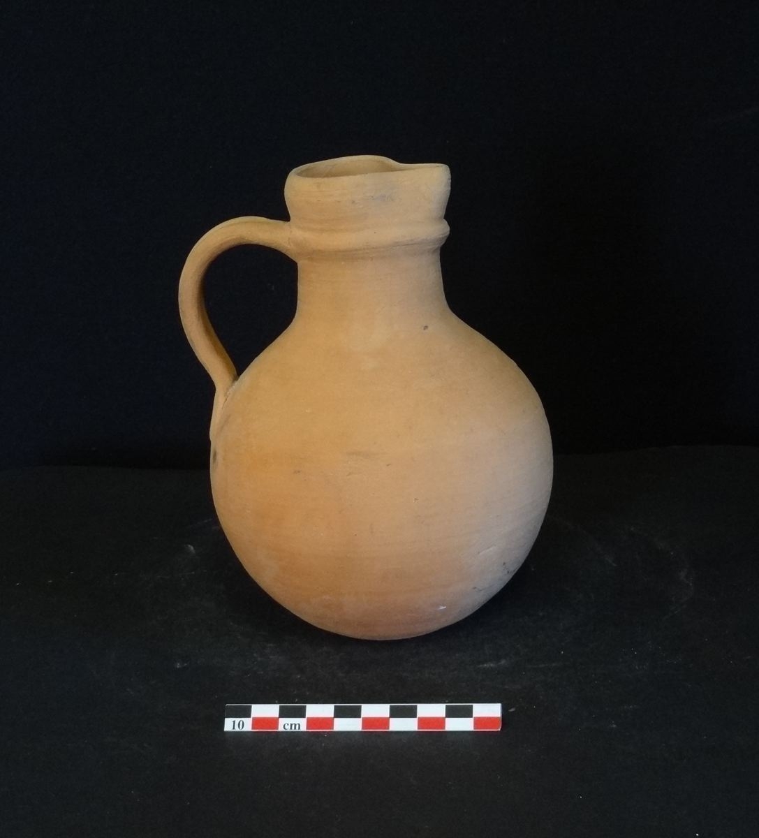 Buire en terre cuite