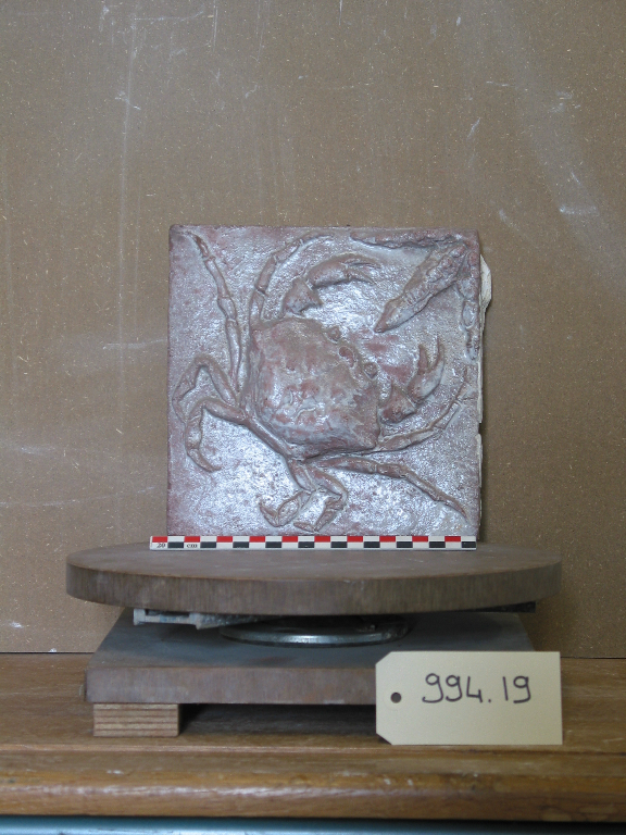 Carreau décoré d’un crabe en relief