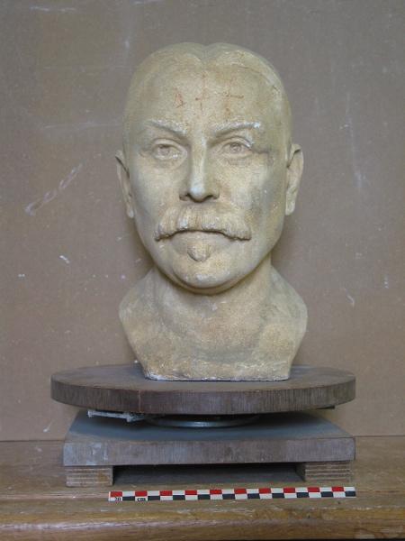 Buste d'homme avec moustache et barbichette