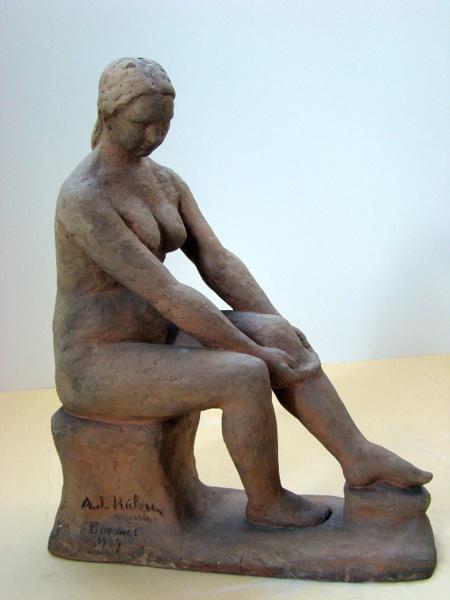 Femme assise mettant son bas