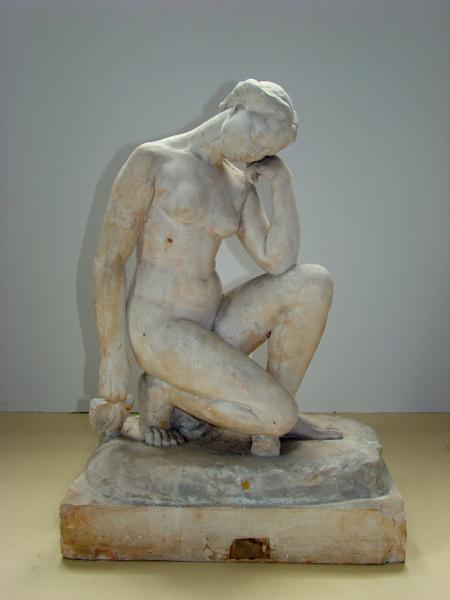 Femme accroupie