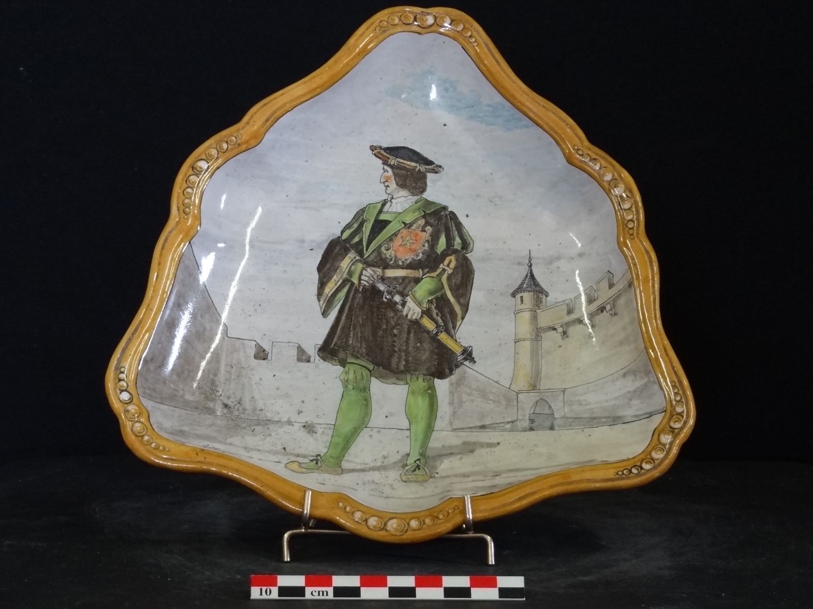 Coupe triangulaire à motif de gentilhomme de profil dans une cour de château