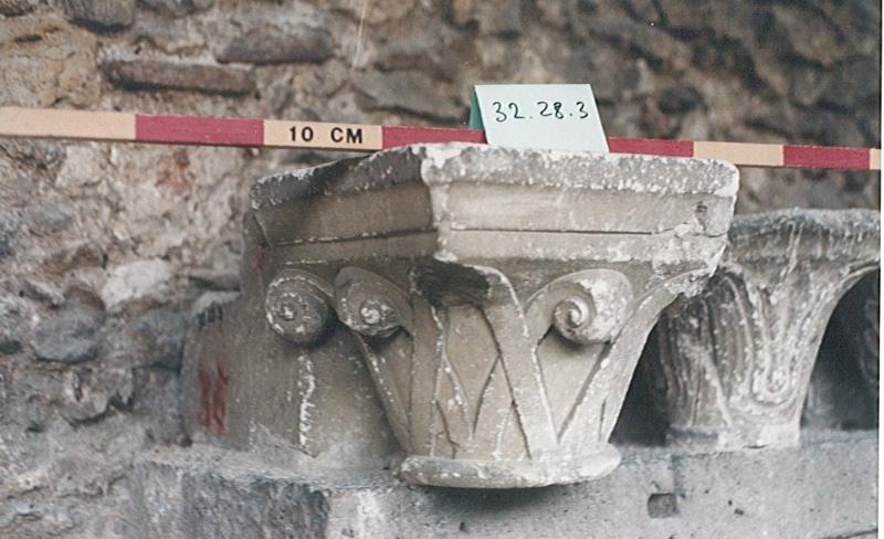 Chapiteau de colonnette engagée