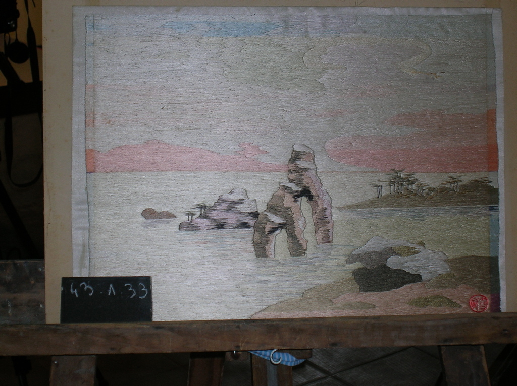 Etendue d'eau avec rochers