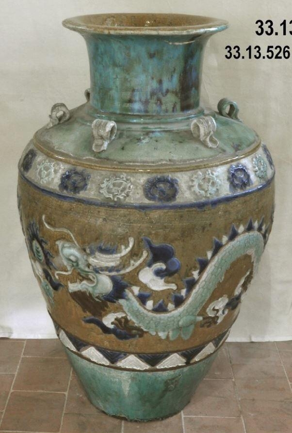 Grande potiche en faïence émaillée, au décor de dragons