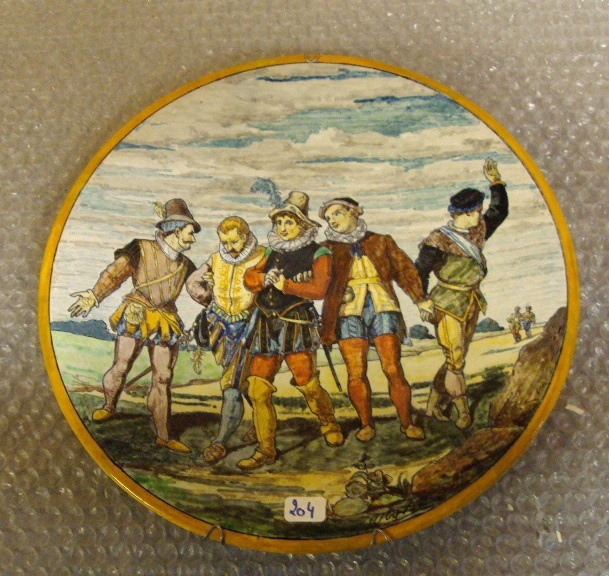 Plat aux cinq personnages en promenade