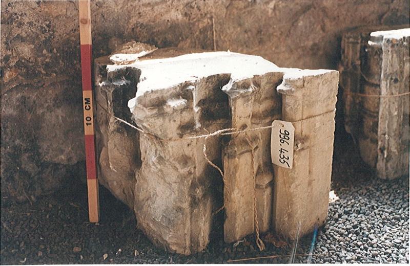 Base de colonnette à moulures prismatiques