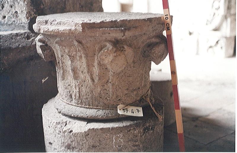 Chapiteau octogonal à décor de crochets